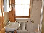 Hofblick - Badezimmer mit Dusche und WC