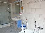 Talblick - Badezimmer mit Wanne, Dusche und WC