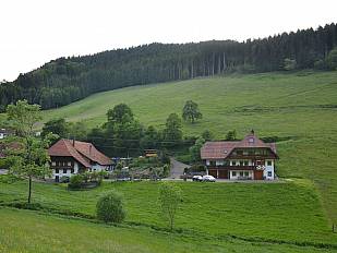 Stulzenhof: Hofgebäude (li.) und Nebengebäude (re.) mit 3 Ferienwohnungen