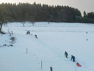 Schlittenfahren direkt hinterm Haus